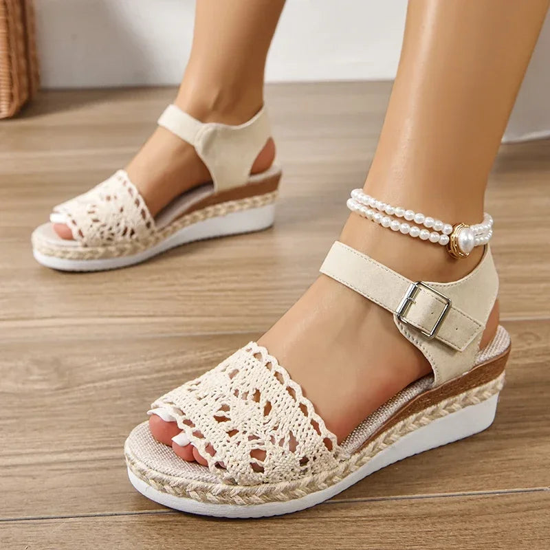 Sandalias de verano con cuña de esparto para mujer – elegantes y ligeras.