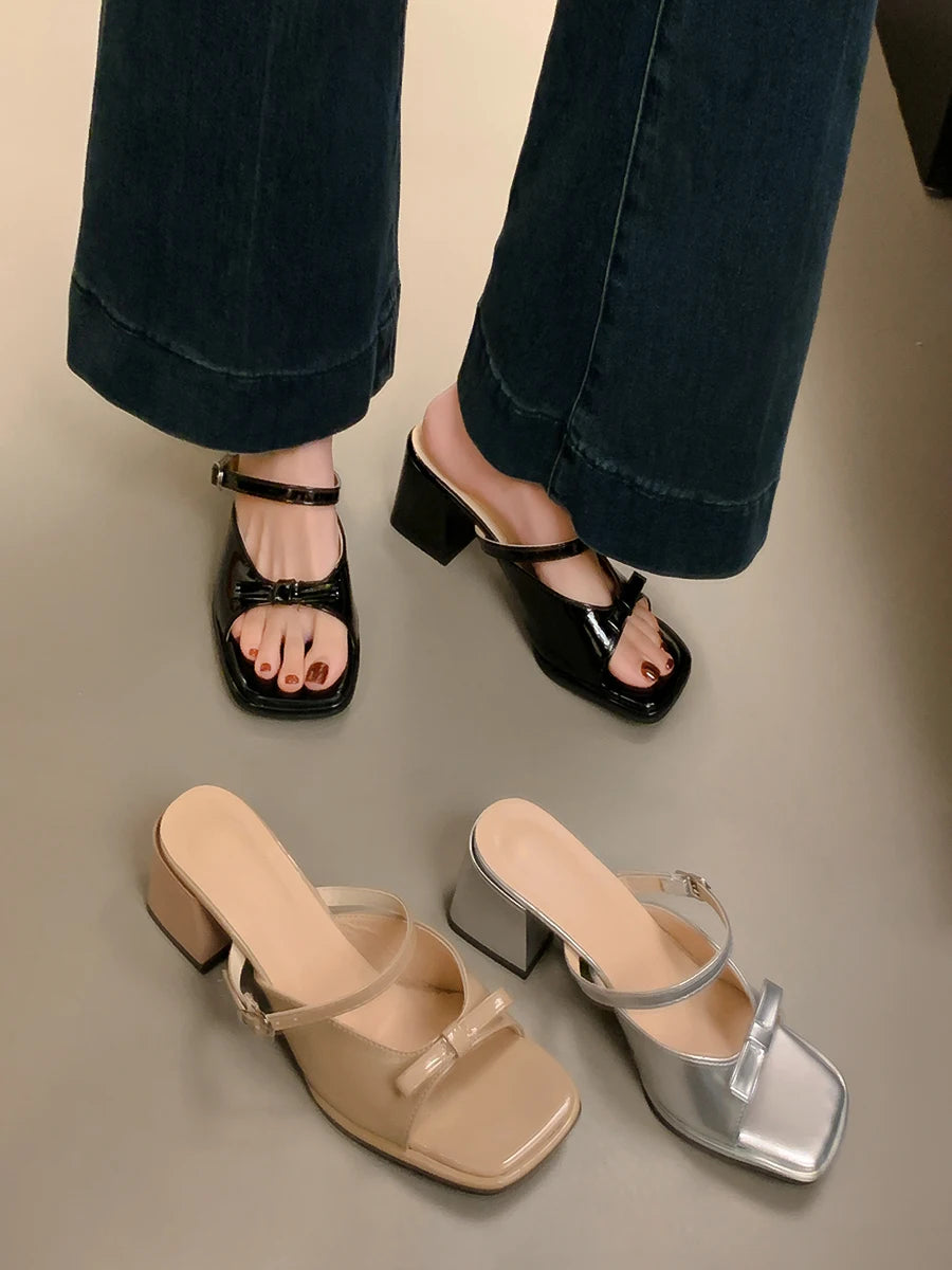 Sandalias de tacón color rosa nude con detalle de lazo mariposa. Diseño elegante y cómodo, perfectas para mujer en verano u ocasiones especiales.
