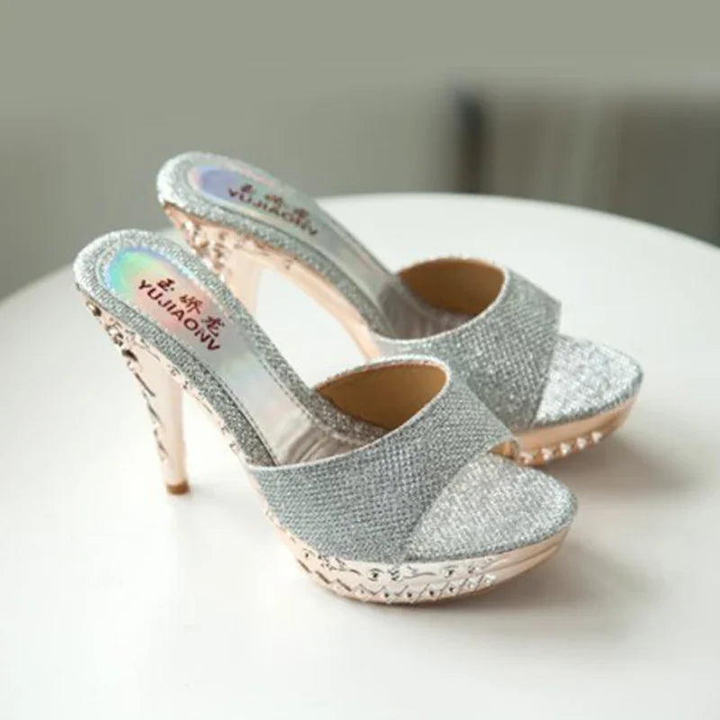 Sandalias de tacón alto con plataforma y pedrería de imitación. Disponibles en dorado, plateado y negro
