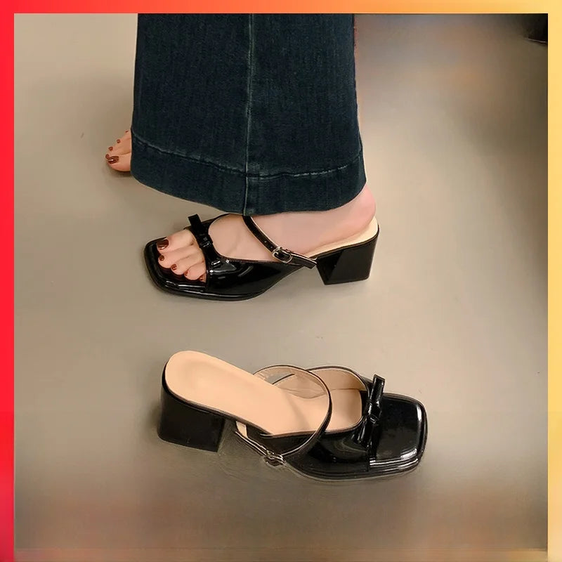 Sandalias de tacón color rosa nude con detalle de lazo mariposa. Diseño elegante y cómodo, perfectas para mujer en verano u ocasiones especiales.
