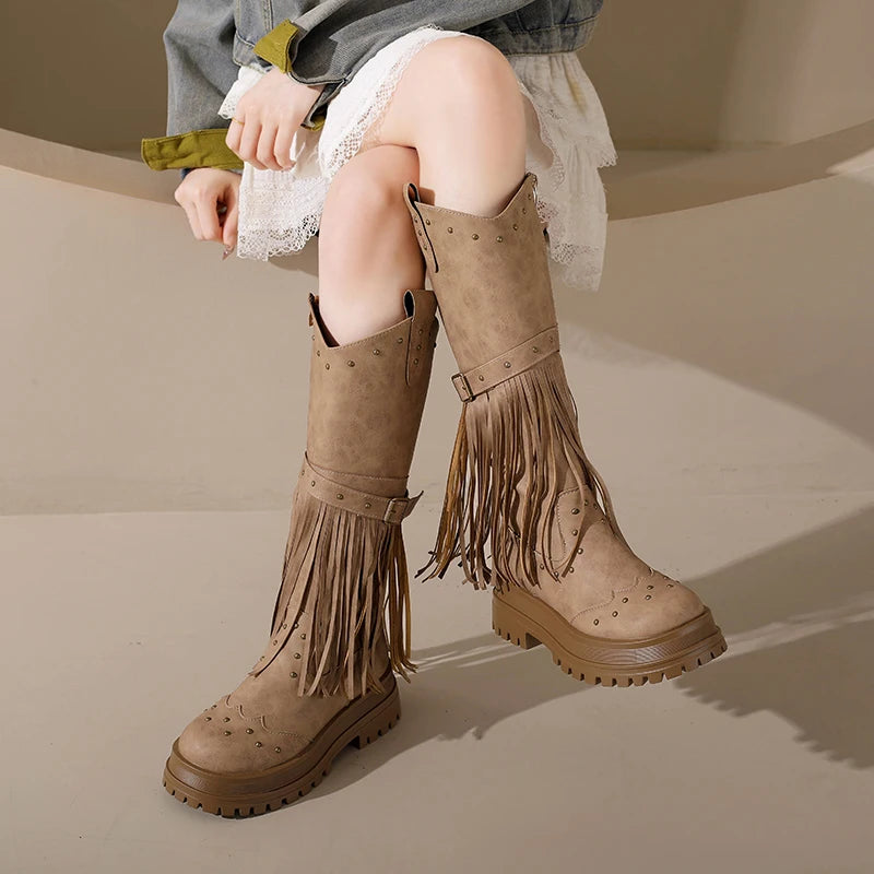 Botas altas para mujer con plataforma y tacón de bloque. Diseño con borlas y cremallera lateral
