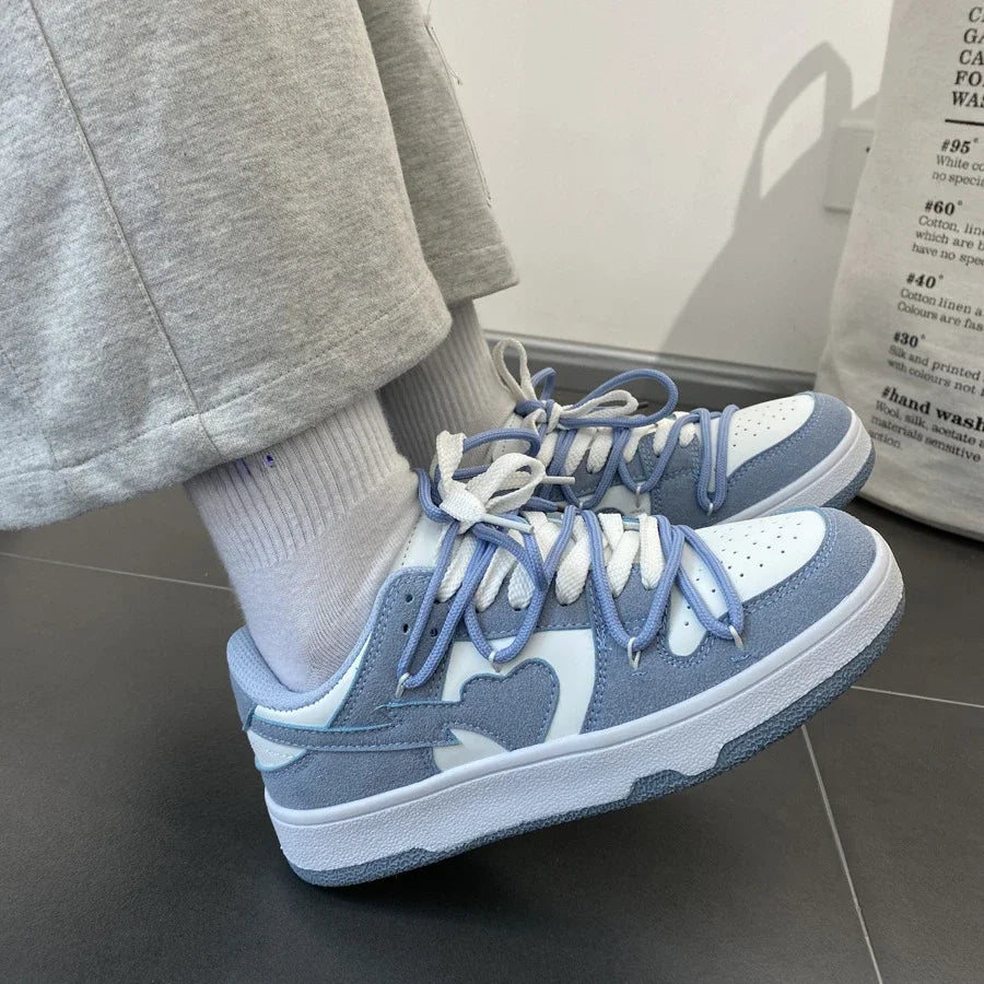 Tenis de mujer en azul con detalles blancos, diseño juvenil y cómodo. Deportivos y casuales, perfectos para verano, caminar o uso diario
