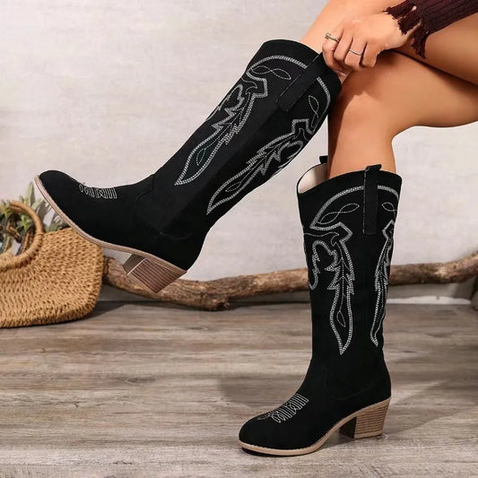 Botas vaqueras bordadas de gamuza para mujer con tacón medio cuadrado. Modernas, cómodas y con estilo étnico
