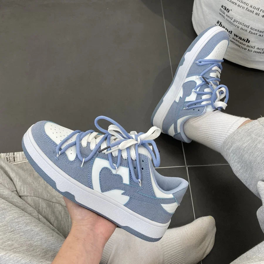 Tenis de mujer en azul con detalles blancos, diseño juvenil y cómodo. Deportivos y casuales, perfectos para verano, caminar o uso diario
