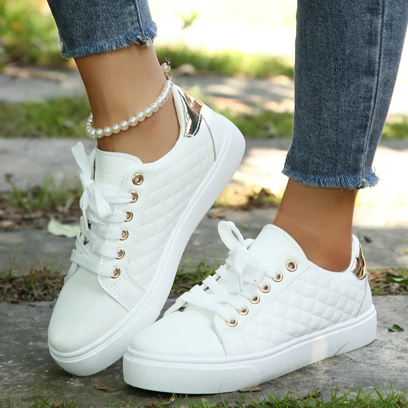 Zapatillas deportivas para mujer – estilo urbano con cordones.