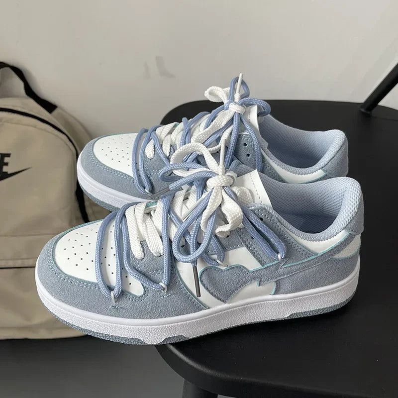 Tenis de mujer en azul con detalles blancos, diseño juvenil y cómodo. Deportivos y casuales, perfectos para verano, caminar o uso diario