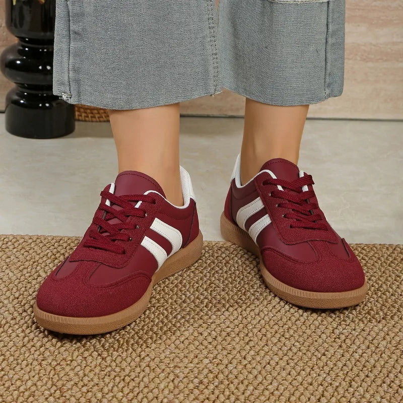 Tenis rojos para mujer – estilo retro casual y deportivo.