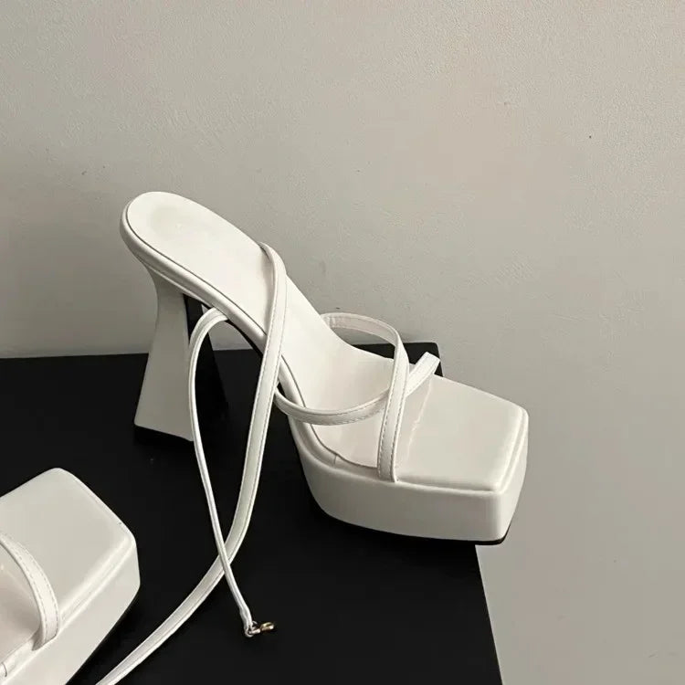 Sandalias altas con plataforma y tacón grueso – estilo de moda 2025