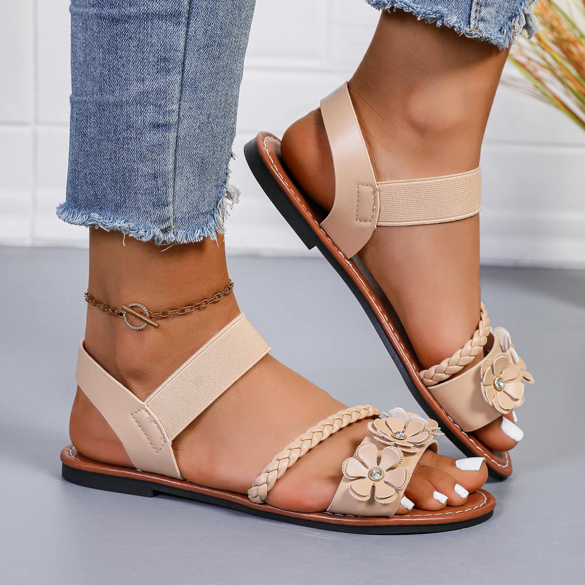 Sandalias de Cuña con Detalle Floral – Estilo Casual de Verano