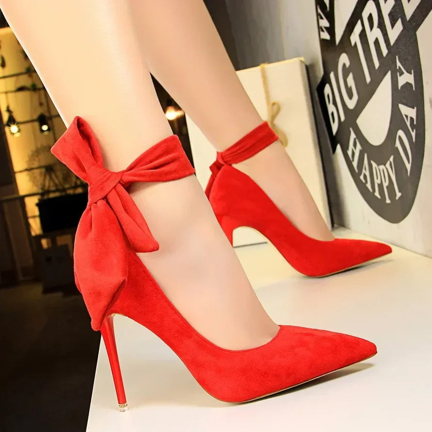 Zapatos de tacón alto para mujer – elegantes de ante con lazo y punta fina.