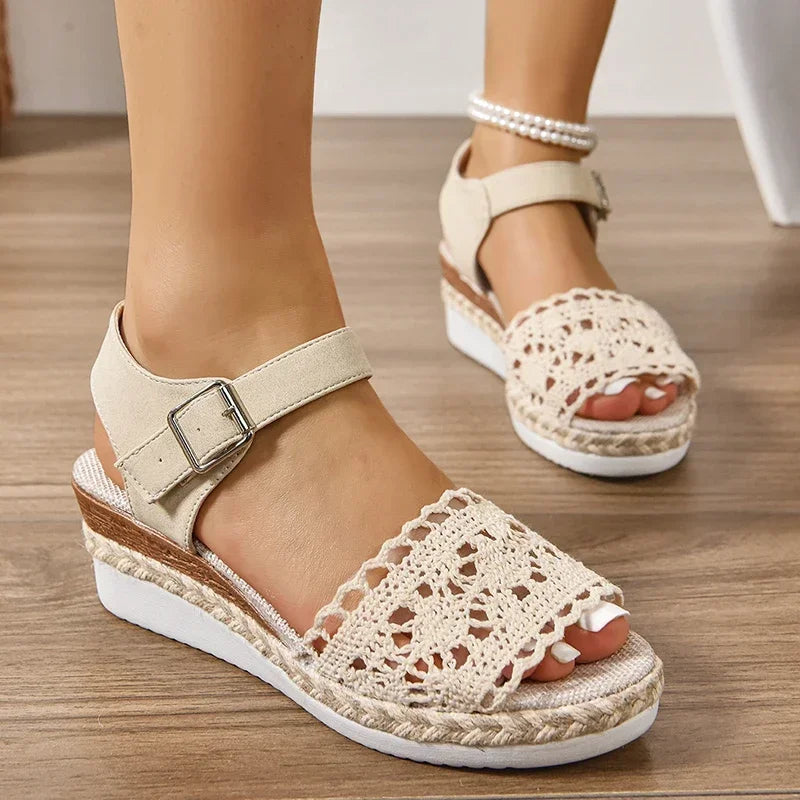 Sandalias de verano con cuña de esparto para mujer – elegantes y ligeras.