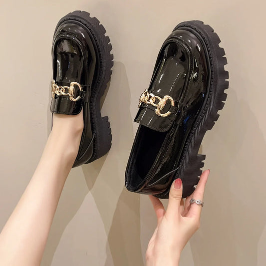 Mocasines de mujer con tacón grueso y detalle metálico – estilo clásico y moderno