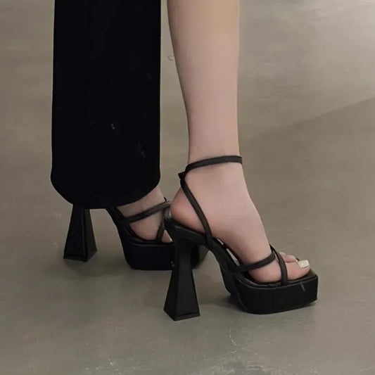 Sandalias altas con plataforma y tacón grueso – estilo de moda 2025