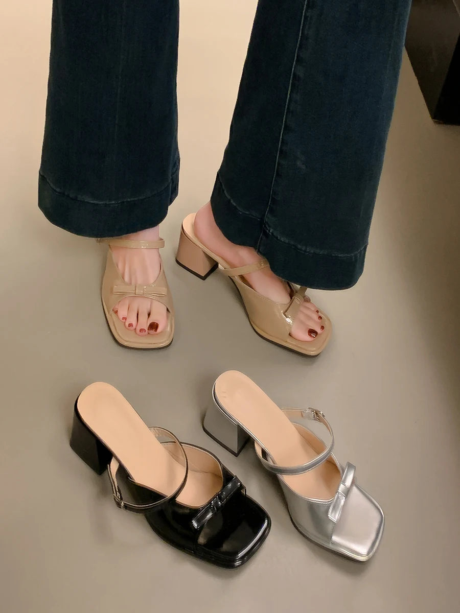 Sandalias de tacón color rosa nude con detalle de lazo mariposa. Diseño elegante y cómodo, perfectas para mujer en verano u ocasiones especiales.