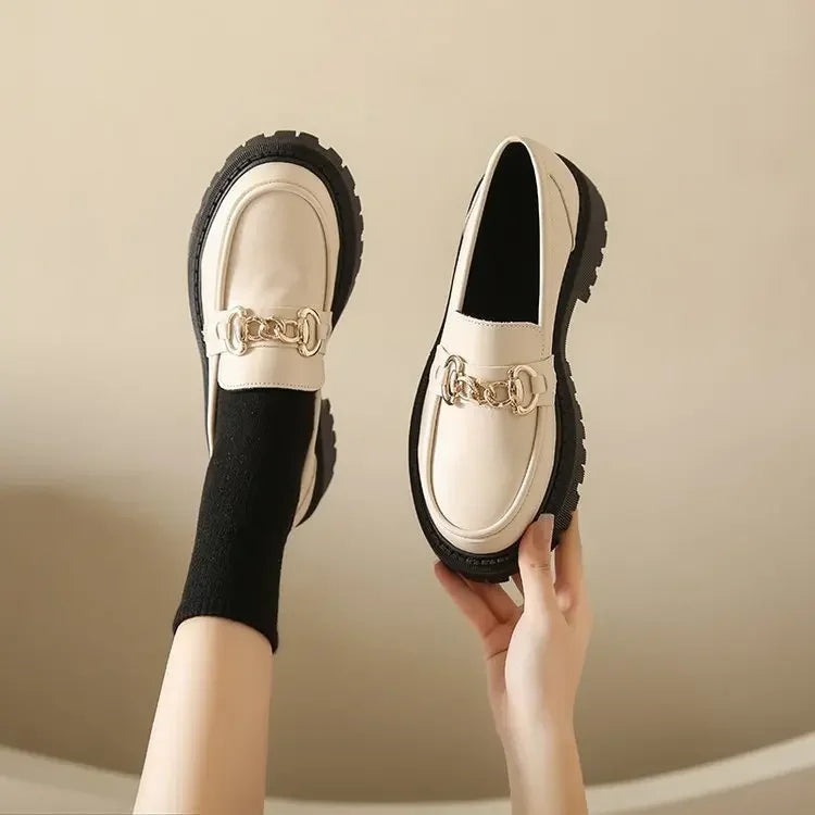 Mocasines de mujer con tacón grueso y detalle metálico – estilo clásico y moderno