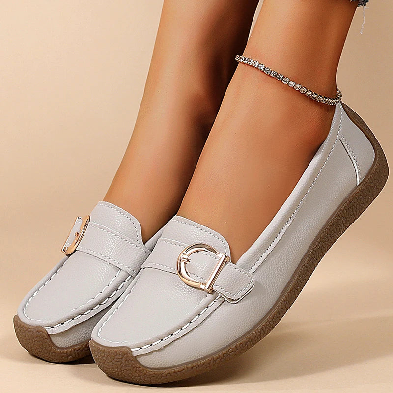 Mocasines clásicos para mujer con detalle metálico y tacón bajo