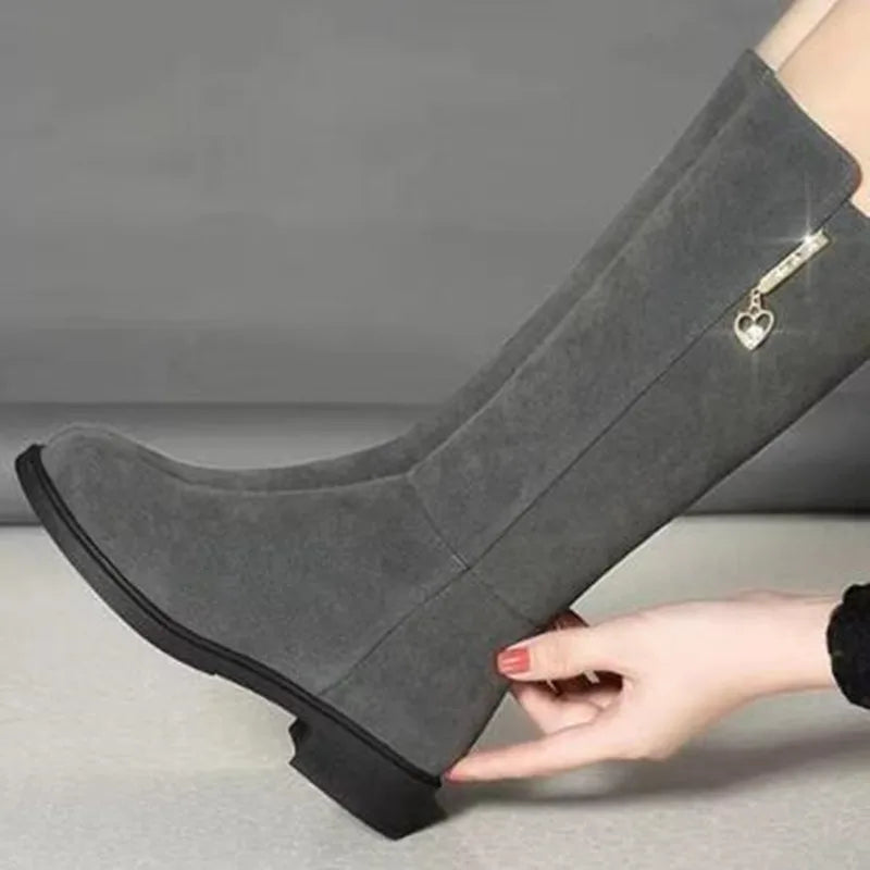 Botas largas de mujer – estilo moderno, forro de felpa y suela plana