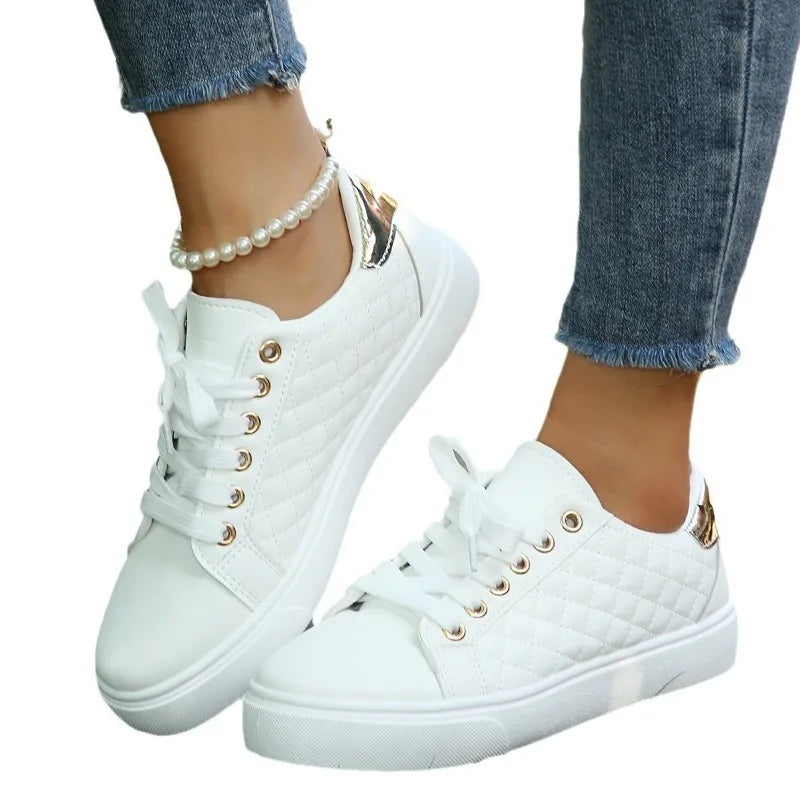 Zapatillas deportivas para mujer – estilo urbano con cordones.