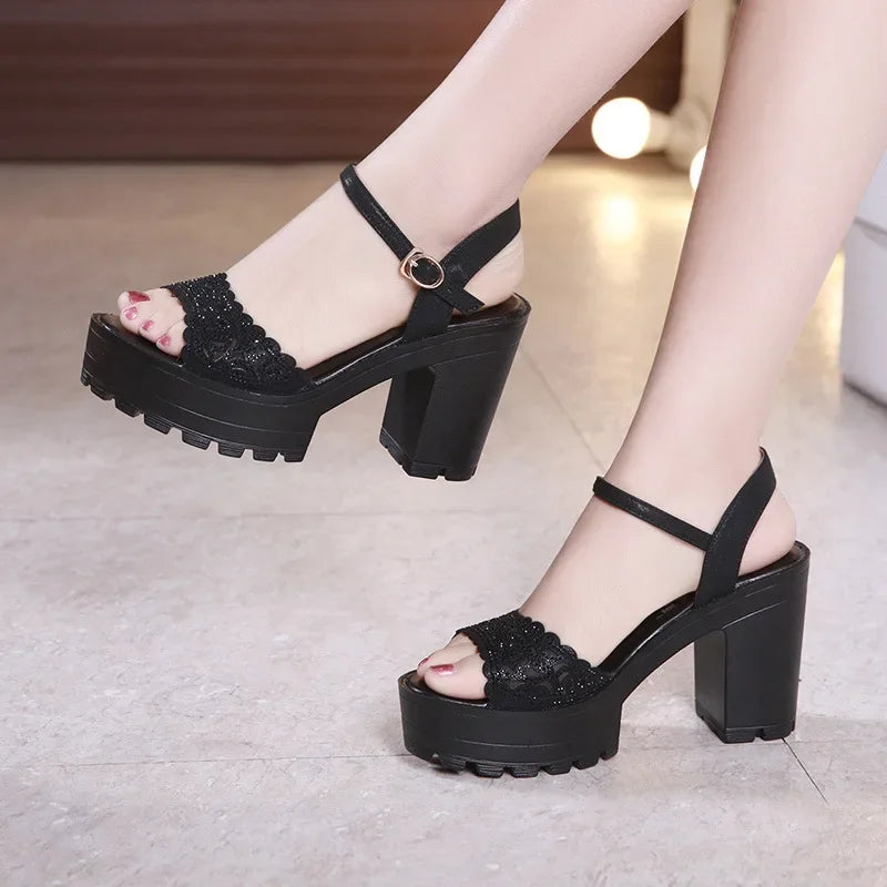Sandalias con tacón alto y plataforma – elegantes para oficina y eventos 2025