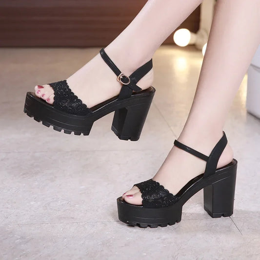 Sandalias con tacón alto y plataforma – elegantes para oficina y eventos 2025