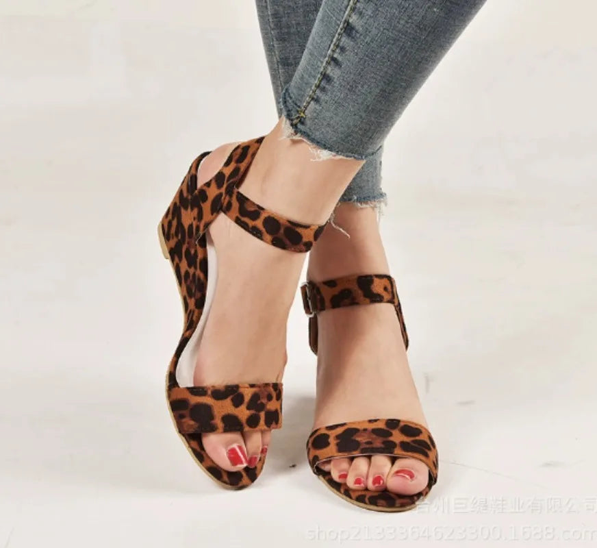 Sandalias de gamuza con cuña – elegantes y versátiles para verano