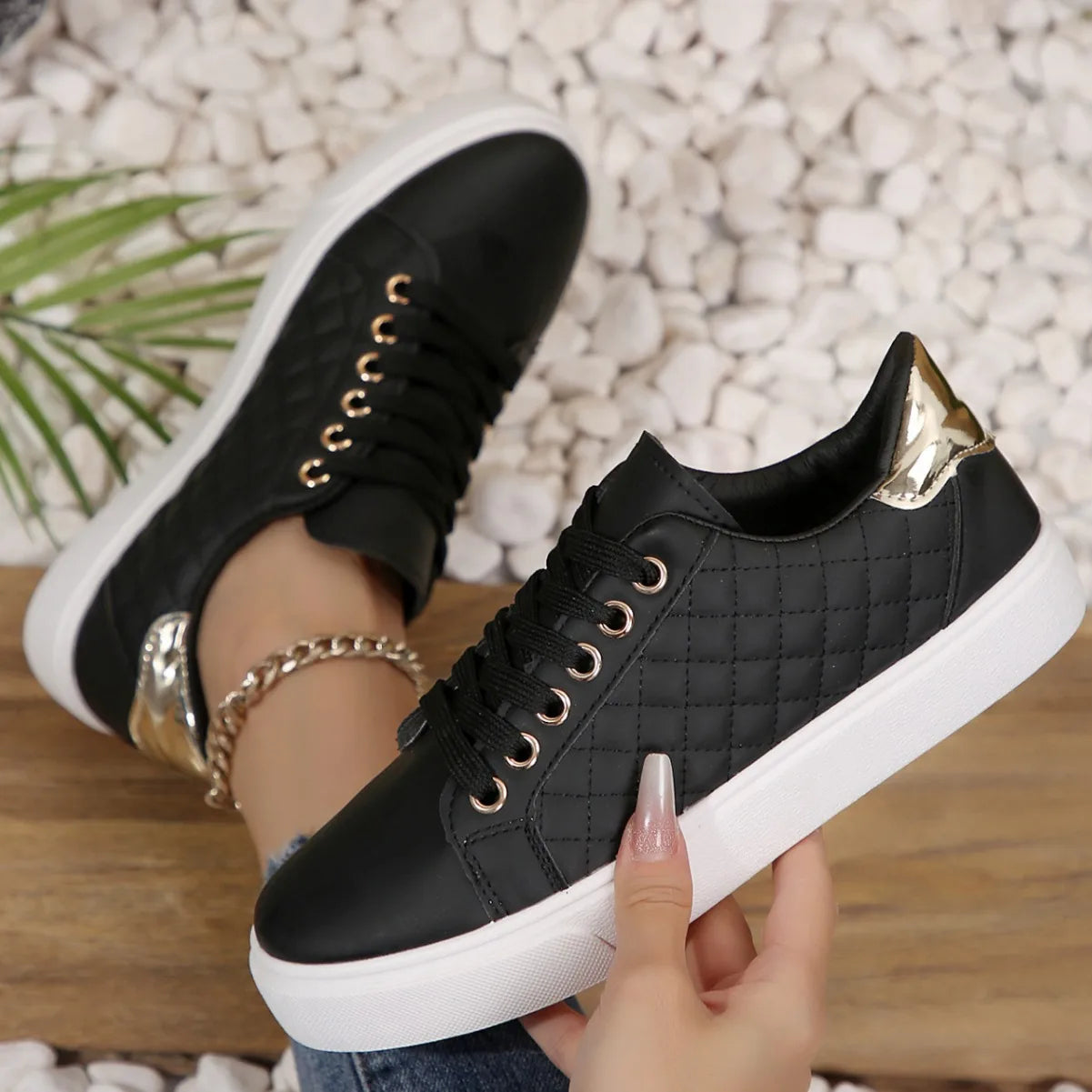 Zapatillas deportivas para mujer – estilo urbano con cordones.