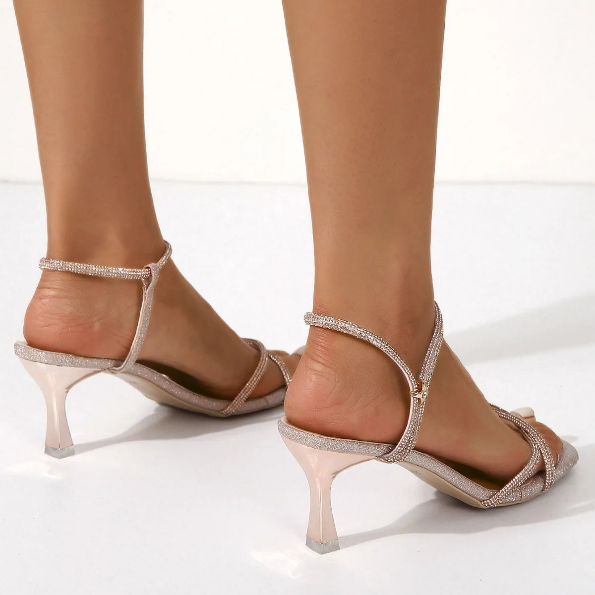 Sandalias de fiesta plateadas – elegancia y estilo en tacón alto para mujer