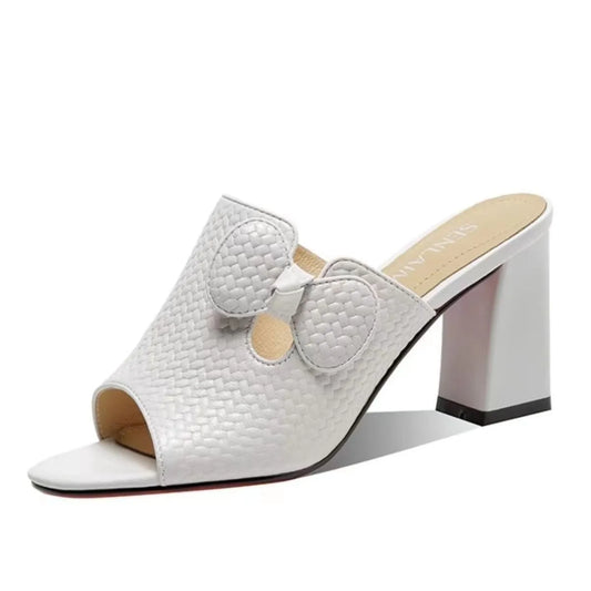 Zapatillas blancas con moño y tacón alto – estilo sofisticado para mujer