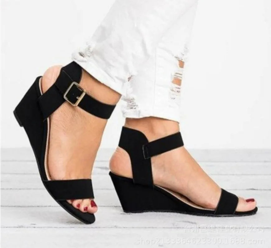 Sandalias de gamuza con cuña – elegantes y versátiles para verano