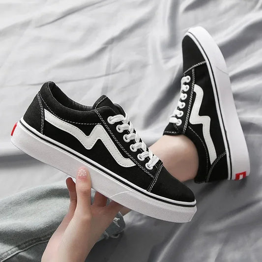 Zapatillas negras con blanco casuales – tenis básicos para mujer