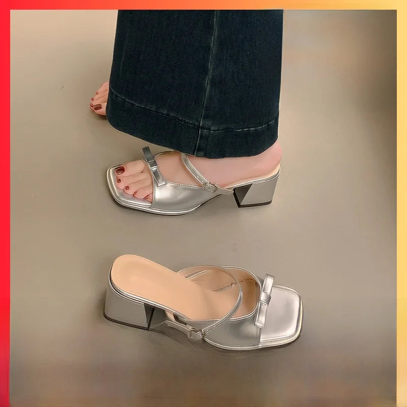 Sandalias de tacón color rosa nude con detalle de lazo mariposa. Diseño elegante y cómodo, perfectas para mujer en verano u ocasiones especiales.