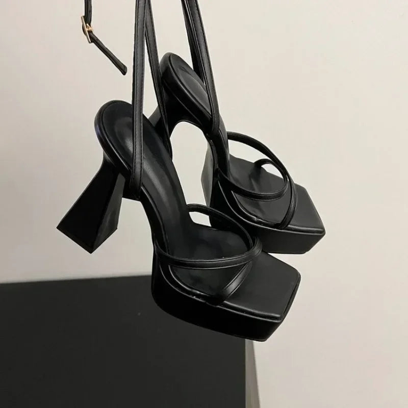 Sandalias altas con plataforma y tacón grueso – estilo de moda 2025