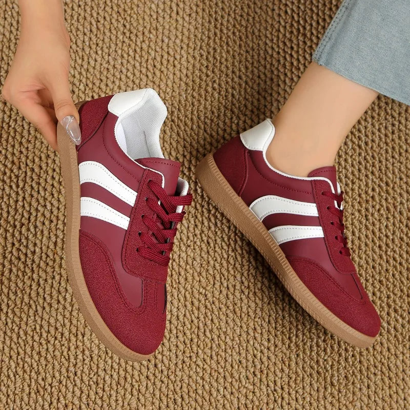 Tenis rojos para mujer – estilo retro casual y deportivo.