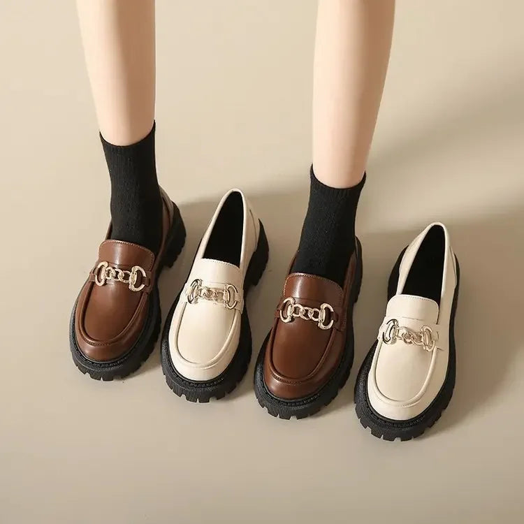 Mocasines de mujer con tacón grueso y detalle metálico – estilo clásico y moderno