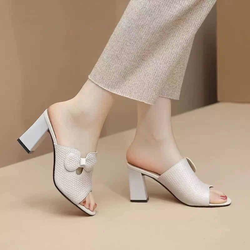 Zapatillas blancas con moño y tacón alto – estilo sofisticado para mujer