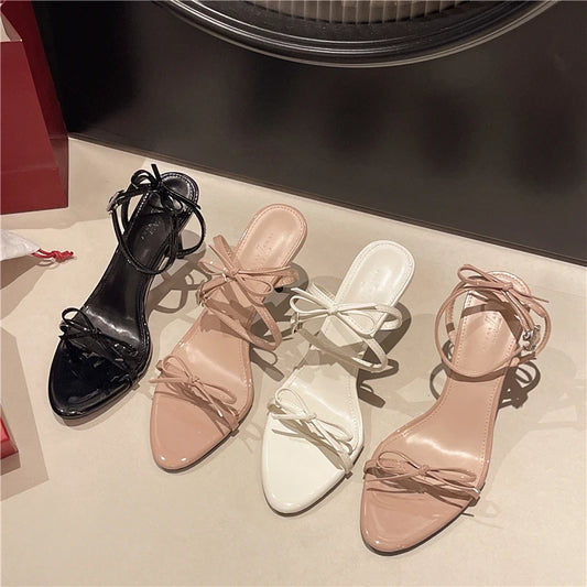 Zapatos de mujer con correa en el tobillo y lazo - elegantes, finos, de tacón alto.