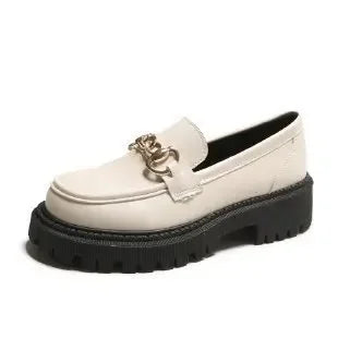 Mocasines de mujer con tacón grueso y detalle metálico – estilo clásico y moderno