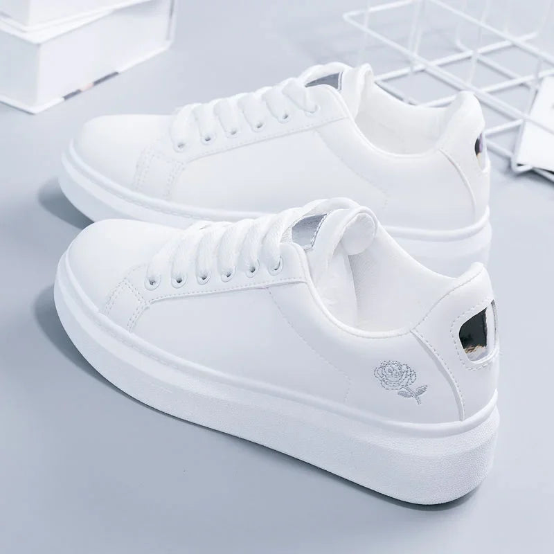 Zapatillas blancas para mujer – tenis casuales con bordado floral.
