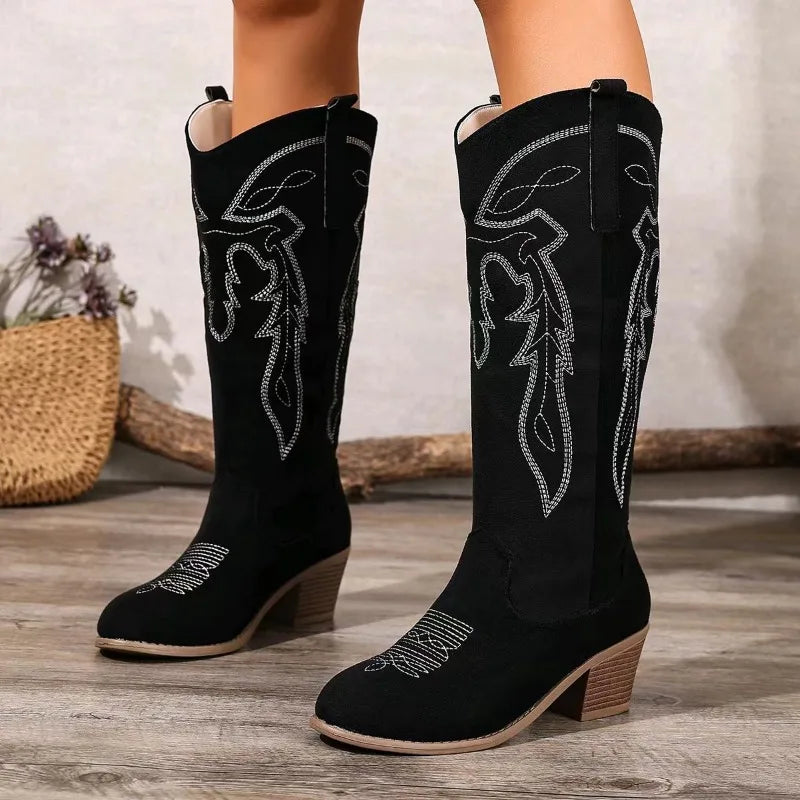 Botas vaqueras bordadas de gamuza para mujer con tacón medio cuadrado. Modernas, cómodas y con estilo étnico