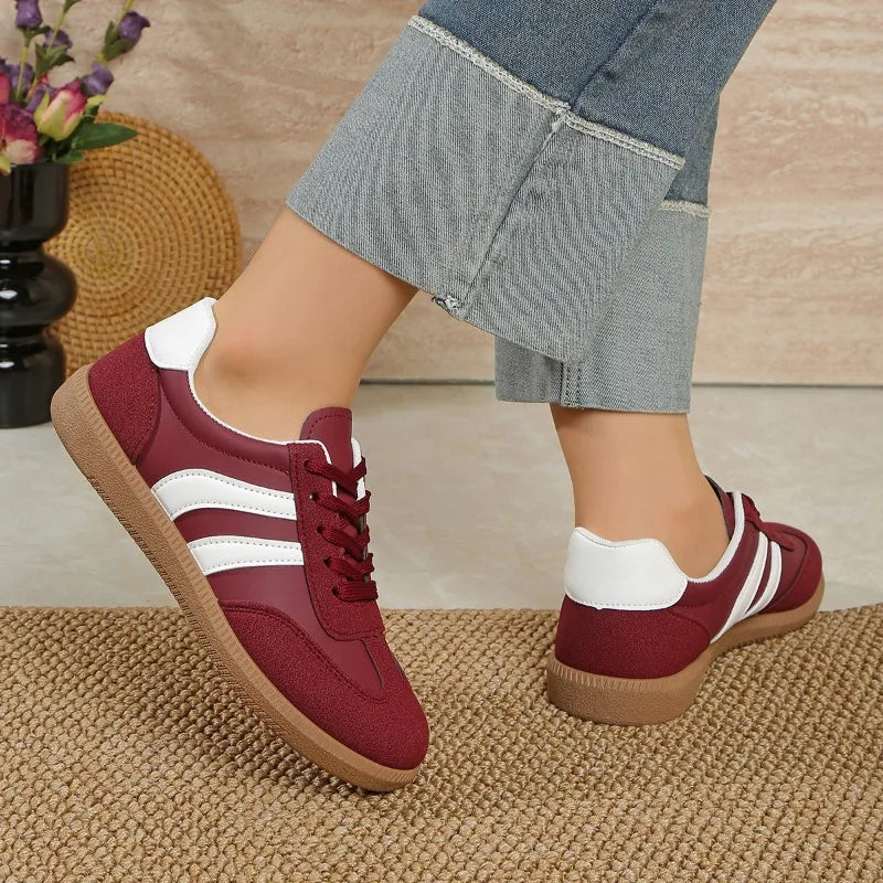 Tenis rojos para mujer – estilo retro casual y deportivo.