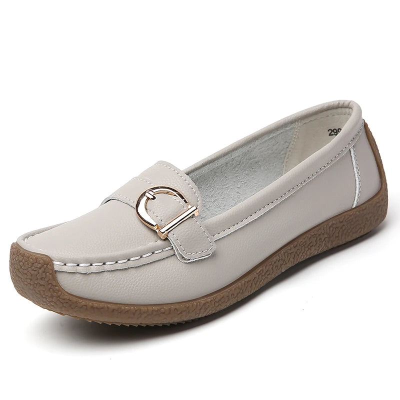 Mocasines clásicos para mujer con detalle metálico y tacón bajo