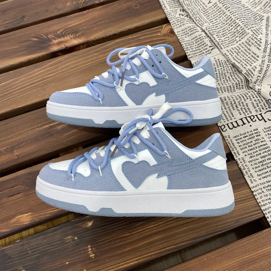 Tenis de mujer en azul con detalles blancos, diseño juvenil y cómodo. Deportivos y casuales, perfectos para verano, caminar o uso diario