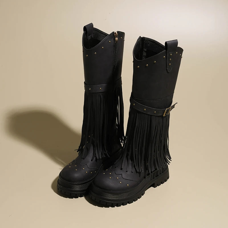 Botas altas para mujer con plataforma y tacón de bloque. Diseño con borlas y cremallera lateral